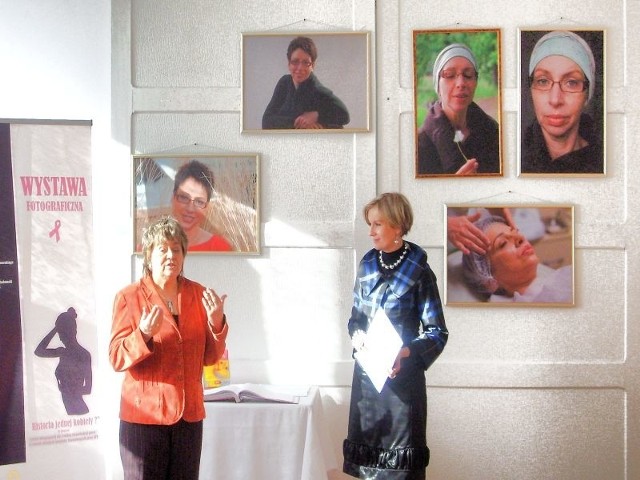 Wystawę otworzyły: Janina Mirończuk, prezes toruńskiej fundacji Światło oraz Gizela Pijar, dyrektorka WDK