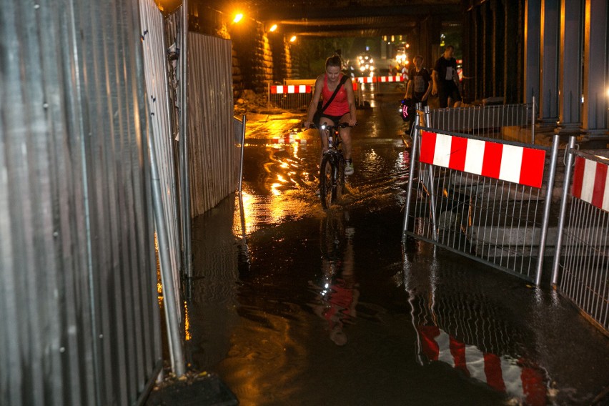 Kraków. Nad miastem przeszła burza z ulewą. Zalany przejazd pod wiaduktem na ulicy Prądnickiej
