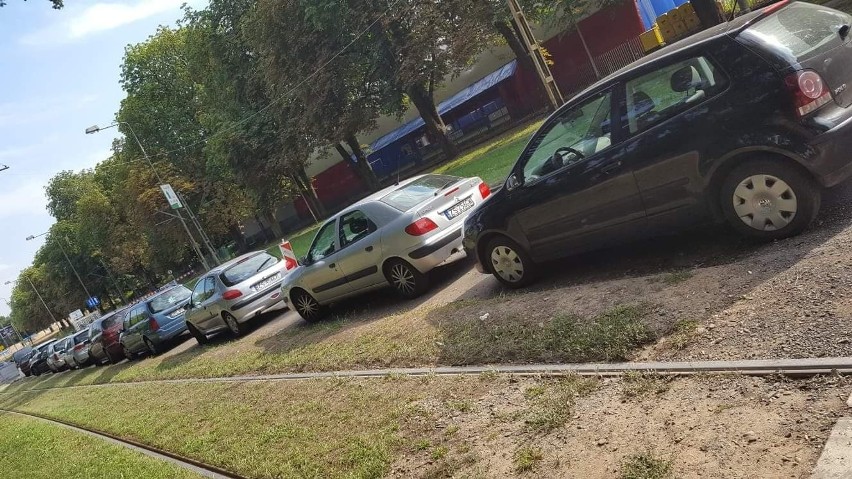 (Nie)legalne parkowanie przy Arkonce. Barierki nie pomogły [ZDJĘCIA, WIDEO]