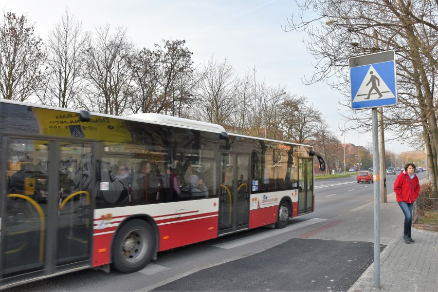 Układ komunikacyjny pod wiaduktem na ulicy Ozimskiej się...