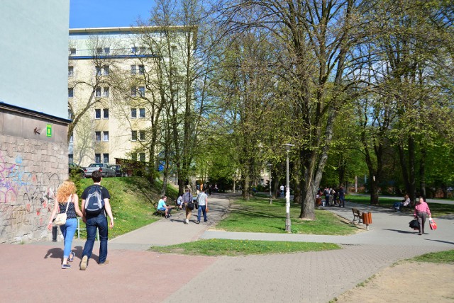 Miasteczko akademickie, ciche i spokojne w dzień, nocą, w weekendy, zmienia się w chuligański park rozrywki