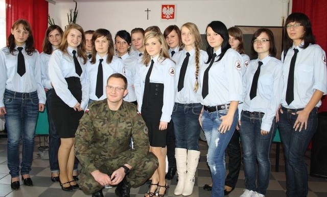 Damska część klasy o profilu policyjno-prawnym w "Staszicu&#8221; jest zainteresowana wyjazdem na misje pokojowe.