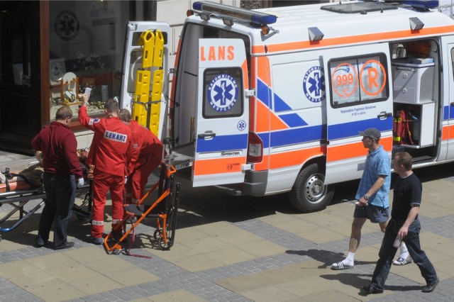 Maj 2013: Mężczyzna po wizycie w ambulatorium we Wrocławiu powiedział żonie, że ból w ciągu pół godziny powinien przejść. Po pół godzinie stracił świadomość. Wezwane zostało pogotowie ratunkowe, ale nie udało się go uratować. Zdjęcie ilustracyjne