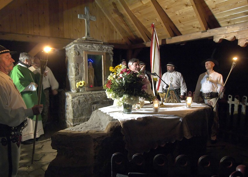 Odkryj Beskid Wyspowy. W sobotni wieczór wspięli się na Luboń Wielki, a w niedzielny poranek pokonali Grodzisko