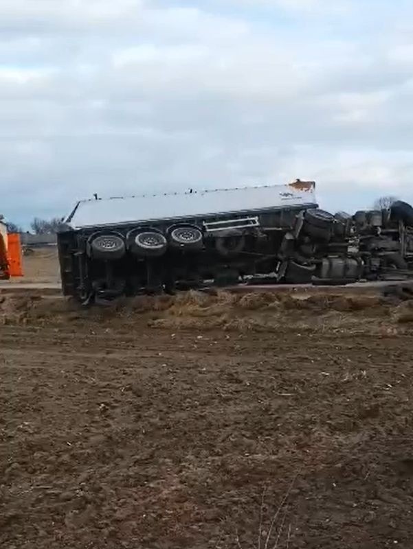 Strękowa Góra. Wypadek ciężarówki z piaskiem. Pomogli strażacy (zdjęcia)