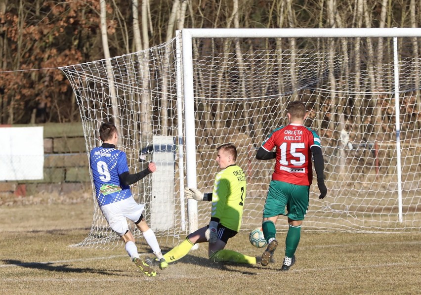 Klasa okręgowa. Piłkarze Świtu Ćmielów wygrali na inaugurację rundy wiosennej z Orlętami Kielce 3:1. Zobacz zdjęcia