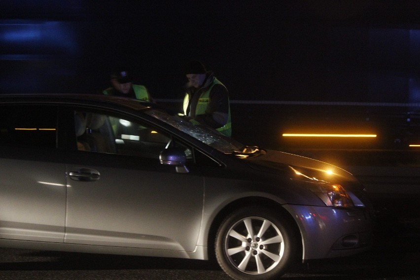 Śmiertelny wypadek w Tuszynie. Samochód potrącił pieszego na "jedynce" [ZDJĘCIA]
