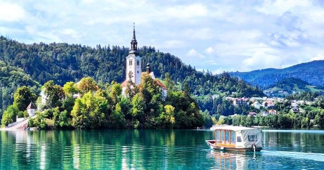 Słowenia to mały kraj, ale pełen niezwykłych miejsc. Z Waszych odpowiedzi na nasze pytanie wynika, że najbardziej tęsknicie do pięknego jeziora Bled z kościołem na wyspie – to jedno z najbardziej romantycznych miejsc w Europie. Chcielibyście także ponownie zwiedzić stolicę kraju, Lublanę, i nadmorskie miasta Piran oraz Koper.