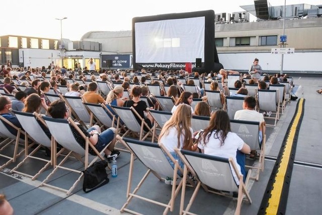 Przed nami pierwsze bezpłatne seanse w poznańskich kinach plenerowych. W najbliższych dniach będzie można zobaczyć pięć interesujących filmów. Będzie coś zarówno dla miłośników polskiej klasyki, jak i amerykańskich dramatów, czy komedii. Zobacz, na co warto się wybrać --->