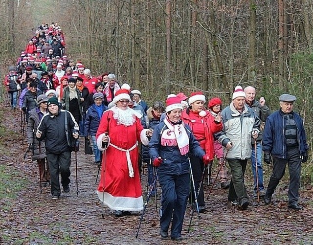 Tak maszerowali uczestnicy Mikołajkowego Nordic Walking w 2019 roku.