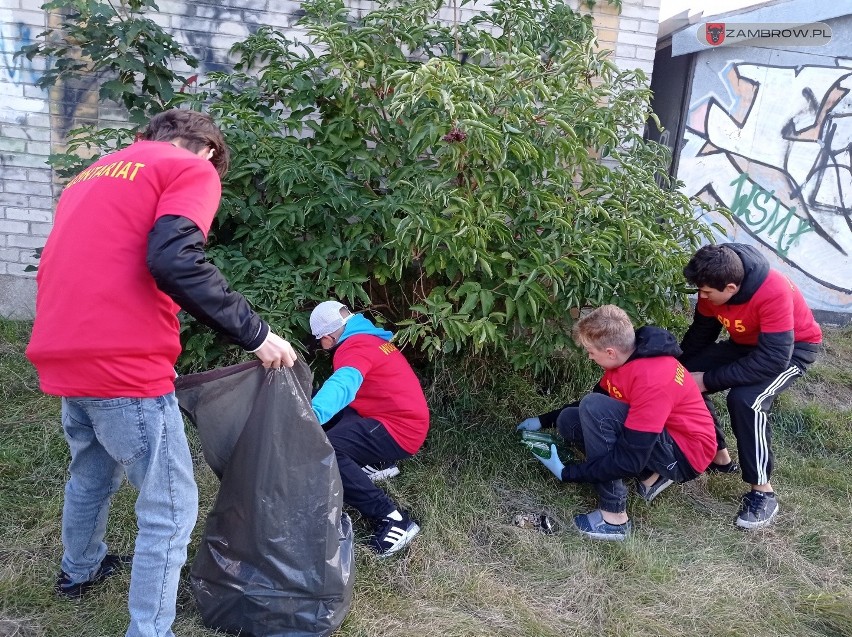 Blisko 250 kilogramów odpadów zebrali uczniowie zambrowskich szkół w ramach akcji "wszystkie śmieci nasze są" [ZDJĘCIA]