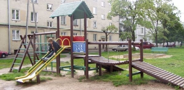 Plac zabaw administrowany przez Starachowickie Towarzystwo Budownictwa Społecznego wygląda na bezpieczny. Na urządzeniach do zabawy widnieje regulamin.