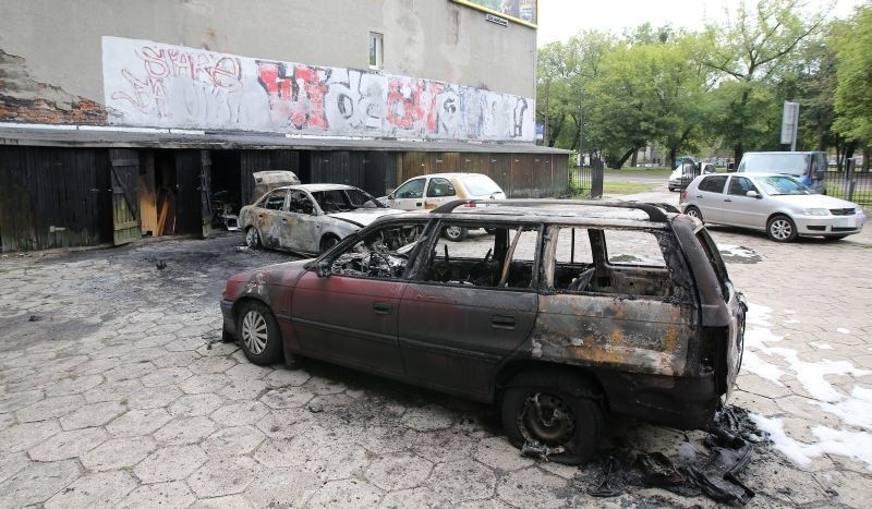 Spłonęły komórki i auta. Nocny pożar przy ul. Wojska Polskiego [zdjęcia]