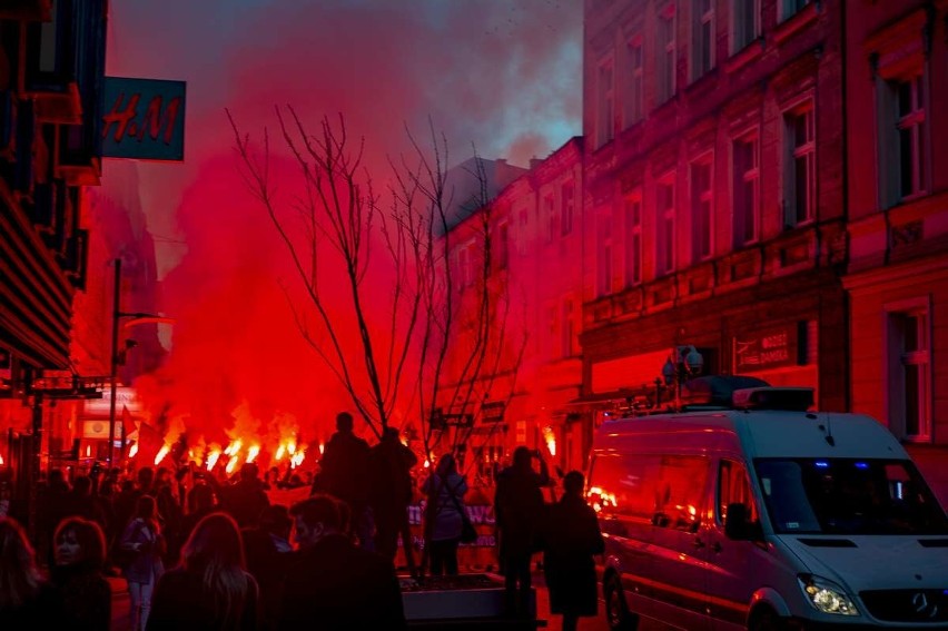 Kilkaset osób wzięło udział w Marszu Zwycięstwa, który w...