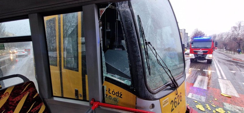 Wypadek w Zgierzu 2.02.23. Zderzenie autobusu z tramwajem
