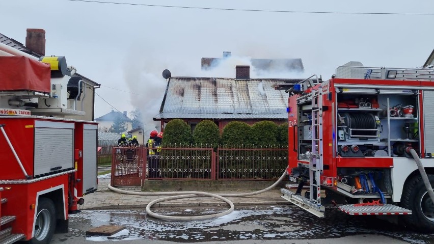 7 zastępów gasi płonący budynek przy ul. Korczaka w Łapach