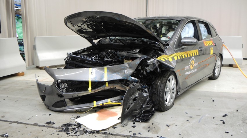 Testy „Crash Test”, w których rozbijane są samochody, pękają...