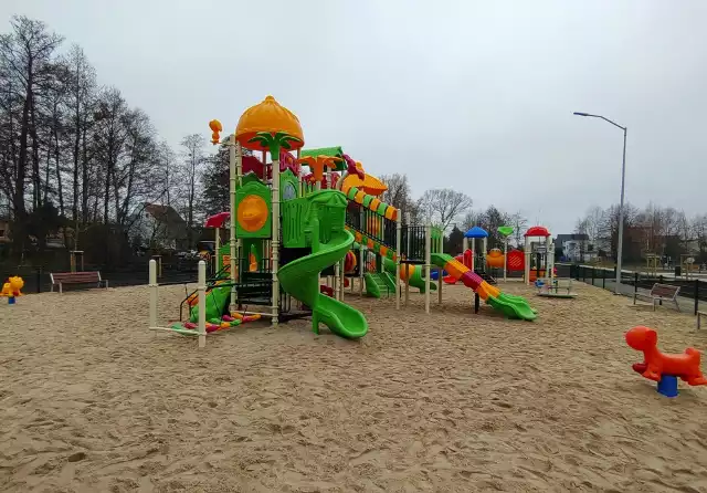 Dzieci, nie tylko z Dąbia, mogą już bezpiecznie korzystać z nowego, pełnego atrakcji placu zabaw