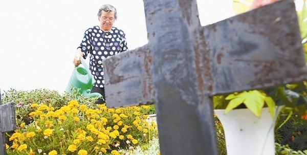 Teresa Majer opiekuje się grobami żołnierzy Wehrmachtu w Komprachcicach: &#8211; Ich nie trzeba stąd przenosić.