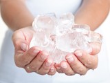 Masz lodowate dłonie i stopy nawet latem? To może być objaw groźnej choroby. Sprawdź, czemu twoje dłonie i stopy są wiecznie zmarznięte