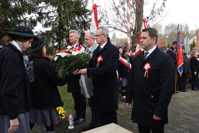 Uroczystość patriotyczna w Zwoleniu rozpoczęła się mszą świętą, następnie złożono kwiaty pod pomnikiem, a na zakończenie odbył się koncert w Kinie Świt.