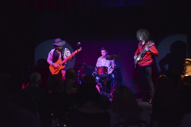 Demian Band to prawdziwe blues rockowe Power Trio z najbardziej potężnymi występami na żywo jakie kiedykolwiek można zobaczyć. Składa się ono z Demiana Domingueza na gitarze i wokalu, Quico Hernandeza na perkusji oraz Edgara Garcii na basie i harmonijce. Zespół wystąpił 1 maja w kawiarni Antrakt w Słupsku.