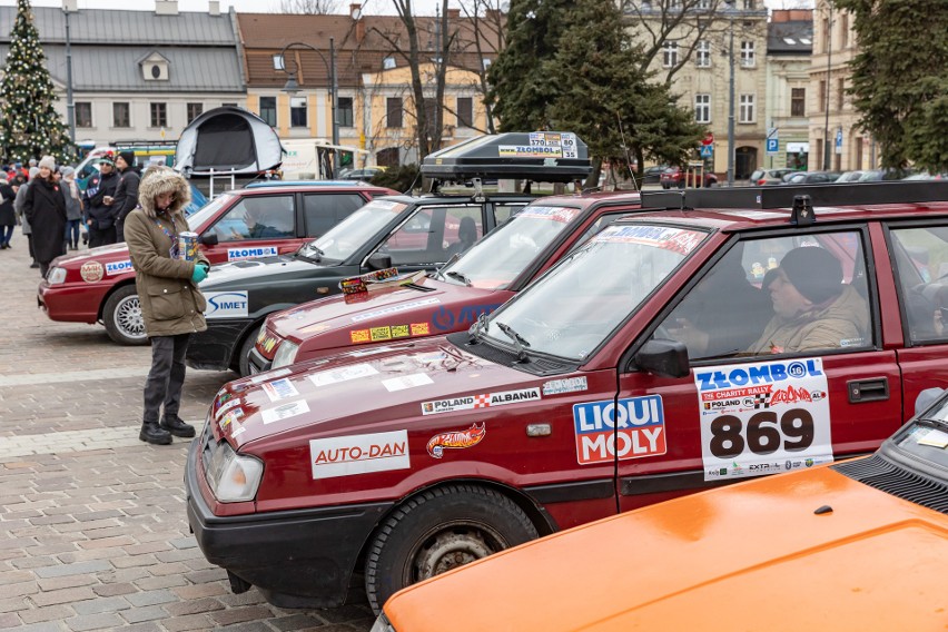 Stare samochody rodem z PRL i militaria opanowały Rynek...