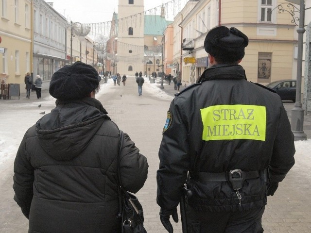 Patrol straży miejskiej na ul. 3 Maja w Rzeszowie.