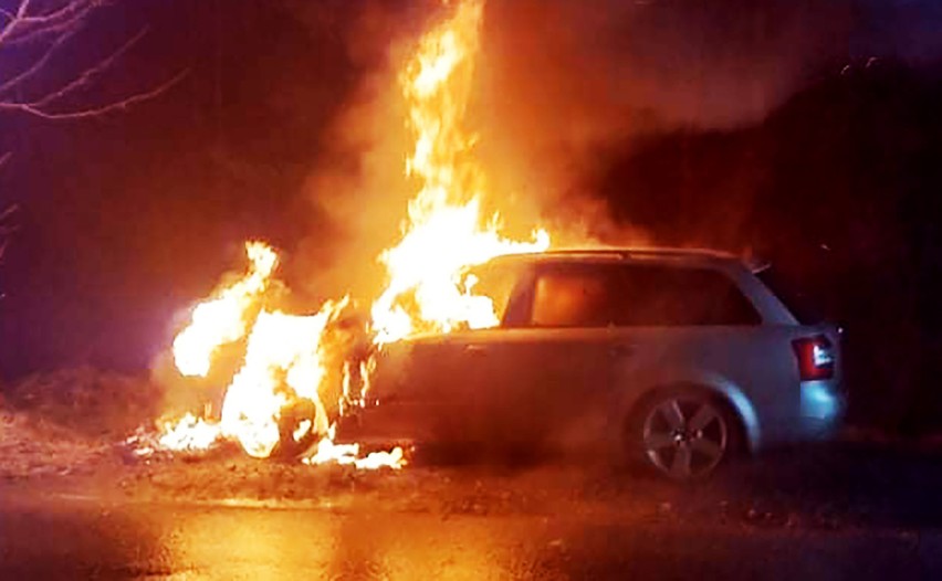 W Barcicach nocą spłonął samochód osobowy. Ogień był szybszy niż strażacy