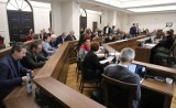 Odbyła się sesja Rady Miejskiej w Radomiu. Radni decydowali o podwyżkach cen biletów i innych opłat lokalnych. Zobacz zapis transmisji
