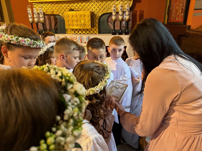 W małopolskich parafiach trzecioklasiści przystępują do Pierwszej Komunii Świętej. Tradycyjnie w maju