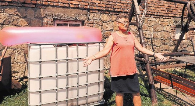 Stanisława Gawron z Brzezinki nie ma w kranach kropli wody i musi ją przywozić w takim kontenerze