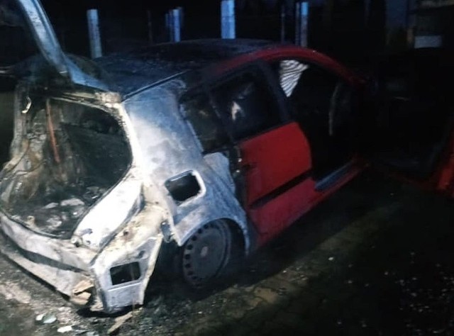Do pożaru samochodu w Obrowie przy ul. Poziomkowej doszło po godzinie 2 w nocy 31 października 2021 r.