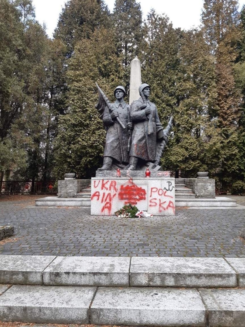 Katowice. Zdewastowano pomniki żołnierzy Armii Czerwonej....