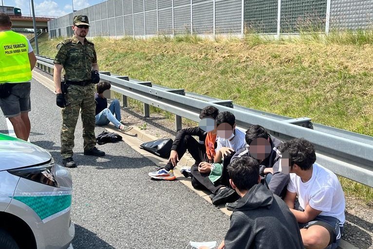 Pościg na autostradzie A4. Auto straży granicznej skasowane. Gruzin przewoził nielegalnych imigrantów