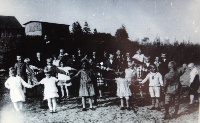Dzieci z polskiej szkoły w Osławie Dąbrowie z nauczycielem Marcelim Laboniem