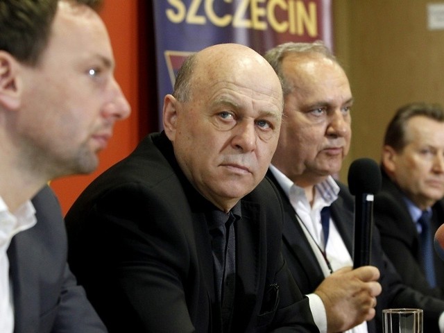 Grzegorz Lato na konferencji prasowej.