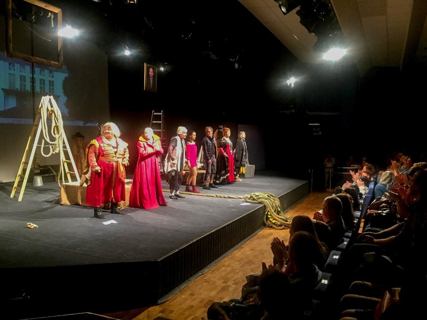 Teatr Dramatyczny zagrał spektakl "Zemsta" w Grodnie i w...