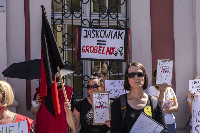 - Obecnie różnica zarobków między grupami pracowników Urzędu Miasta Poznania i zakładów utrzymania infrastruktury (traktowanych łącznie), a pracownicami żłobków wynosi ponad 1250 zł miesięcznie brutto. Te dysproporcje płacowe uważamy za krzywdzące i nieakceptowalne. Nie wiemy, dlaczego dbanie o drogi, trawniki i obiekty sportowe jest w Poznaniu zdecydowanie lepiej doceniane, niż opieka nad dziećmi, osobami chorymi i pokrzywdzonymi przez los albo edukacja i kultura - mówią strajkujące kobiety z Komisji Zakładowej OZZ Inicjatywa Pracownicza przy Poznańskim Zespole Żłobków