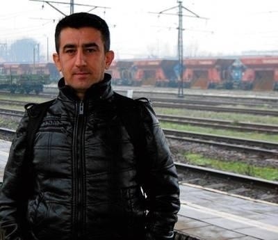 Ozer Yildirim co dzień dojeżdża koleją z Krakowa do Trzebini Fot. Magdalena Balicka