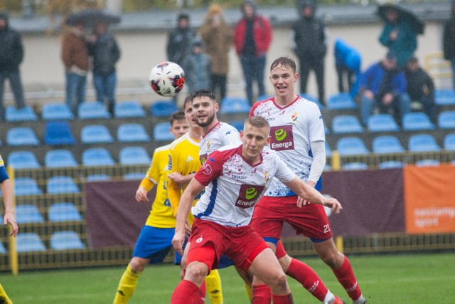 Gryf Słupsk zremisował 1:1 z rezerwami Arki Gdynia. Wynik ustalono już do przerwy. To był świetny mecz dla kibiców. Gry zagrał w tym spotkaniu z ogromnym charakterem i determinacją. Gola dla Gryfa w 398 minucie meczu strzelił Piekarski strzałem z rzutu wolnego. Tuż przed przerwą goście doprowadzili jednak do remisu. Pomimo niedosytu i braku trzech punktów gryfici mogą być zadowoleni ze swojej postawy. Słupszczanie w tym sezonie są niepokonani.