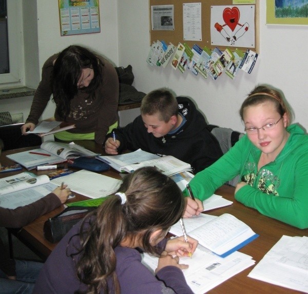 Anna Baranowska (z lewej) daje korepetycje swoim uczniom.