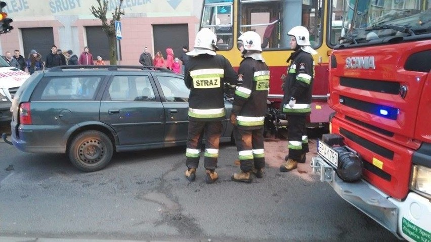 Groźny wypadek w Konstantynowie. Opel zderzył się z tramwajem [ZDJĘCIA]