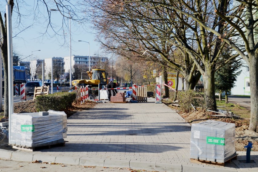 Kawałek chodnika i przejście dla pieszych są ogrodzone....