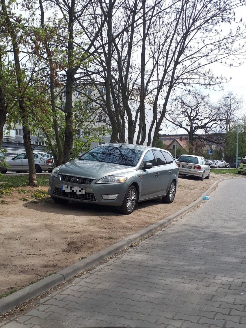 Parkowanie w Białymstoku na pasie zieleni przy ul. Kraszewskiego i Sobieskiego [ZDJĘCIA]