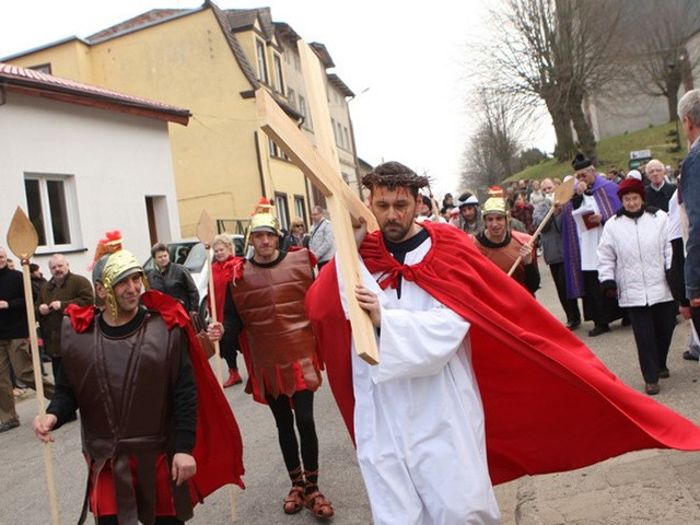 Ponad 200 osób uczestniczyło dzisiaj w Misterium Męki Pańskiej.