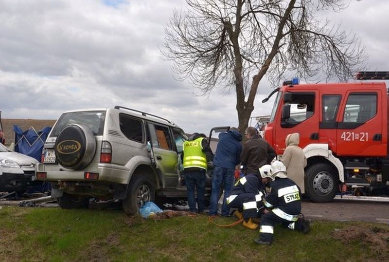 Wypadek śmiertelny na trasie Grajewo - Łomża. Kierowca osobówki zginął na miejscu (zdjęcia, wideo)