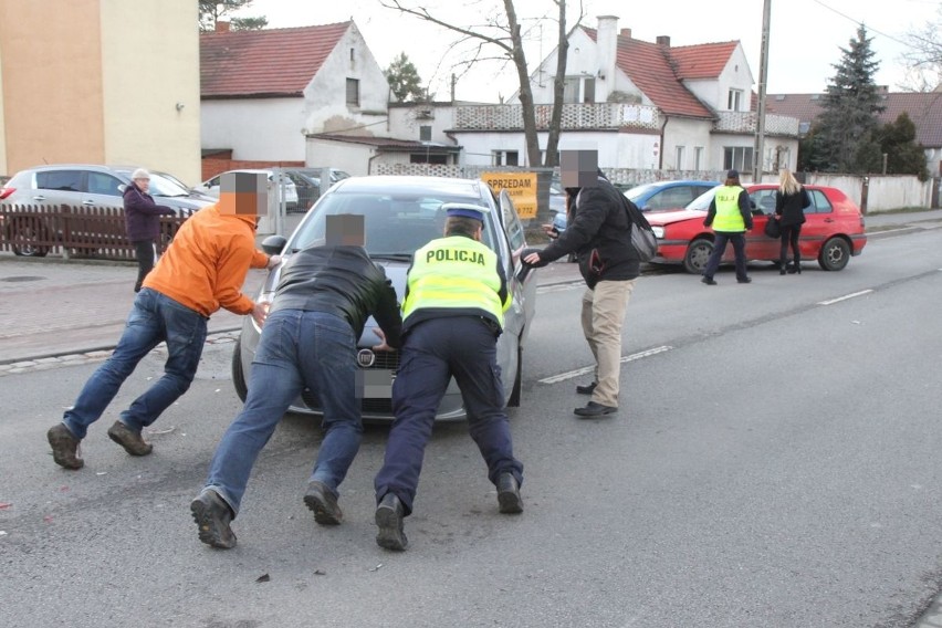 O godz. 14.00 na ulicy Strachocińskiej (na wysokości...