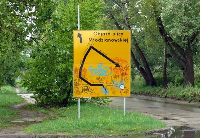 Wandale pomazali sprayami drogowskaz z trasą objazdu ulicy Młodzianowskiej, znajdujący się przy ulicy Czarnej, w pobliżu skateparku.