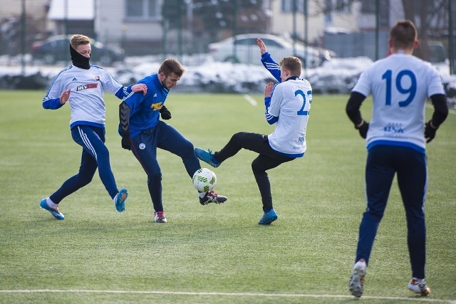 W meczu sparingowym Karpaty Krosno przegrały z Rzemieślnikiem Pilzno 1:2. Jedyną bramkę dla gospodarzy zdobył Marek Fundakowski z rzutu karnego.